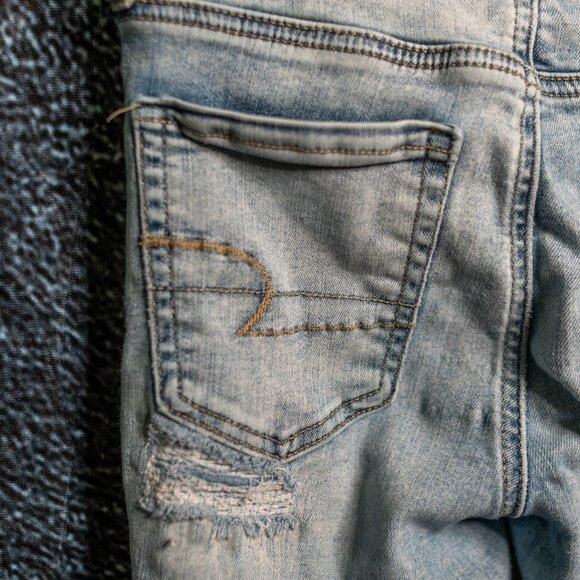 American Eagle Distressed Skinny Jeans | Women’s Size 2 Regular - Picture 6 of 9